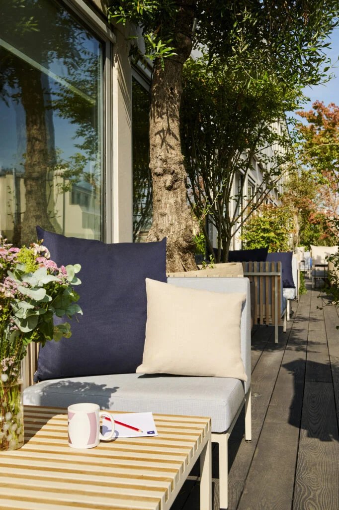 Photo d'une terrasse faite par Terrasse et Jardin de Paris avec table basse extensible Sutra, fauteuils Ego Paris et coussins de chez Kettal
