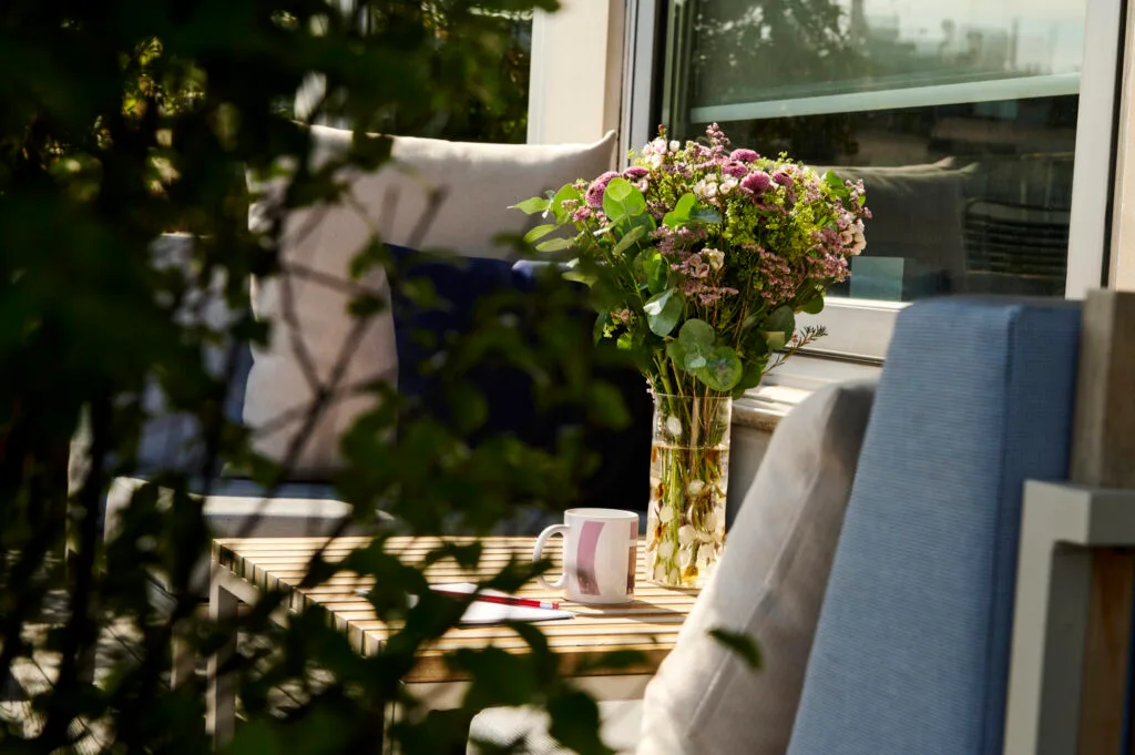 Photo d'un vase avec des fleurs sur une table basse extensible Ego Paris