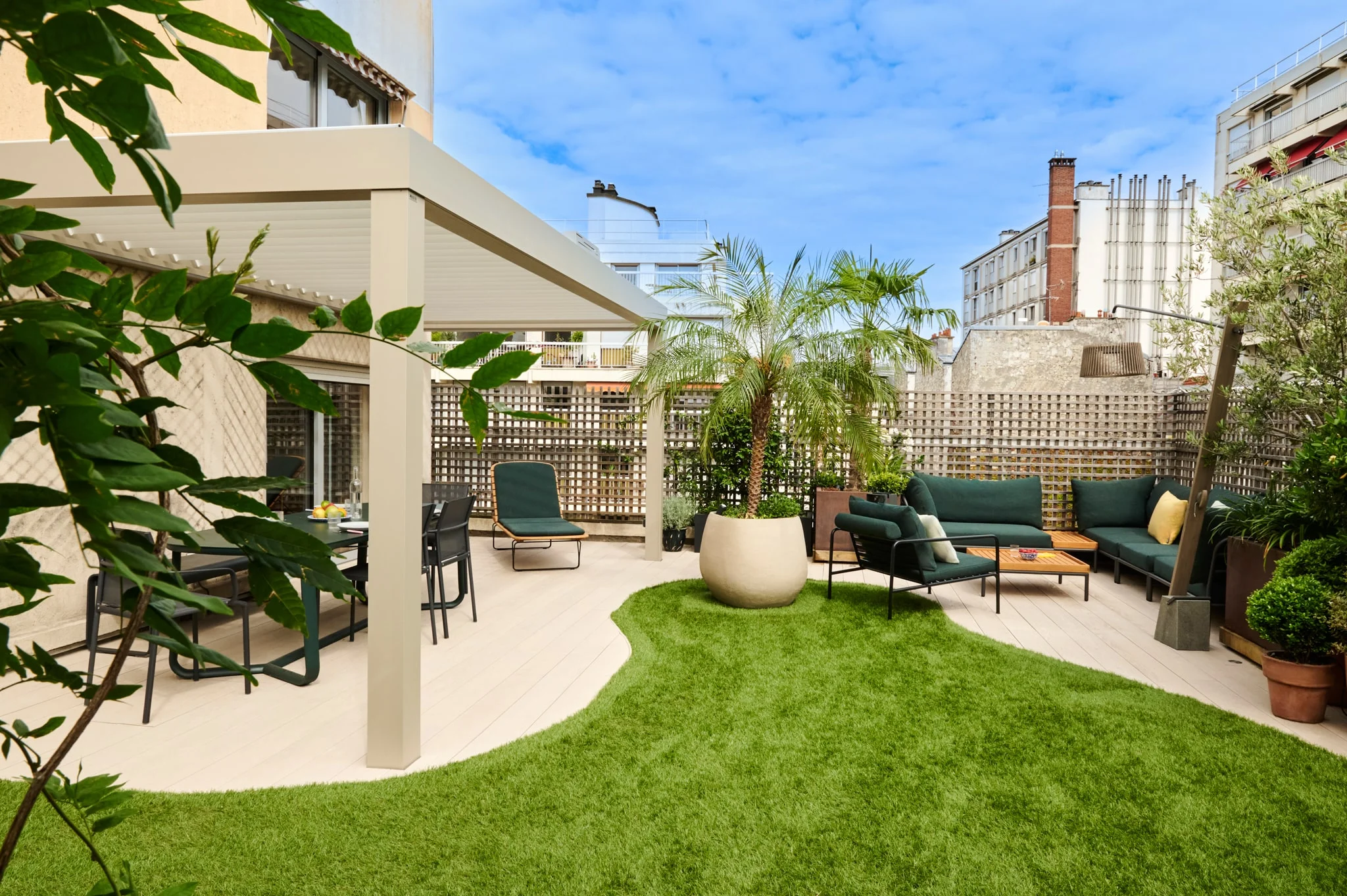 Photo d'un toit terrasse aménagé par Terrasse et jardin de Paris avec une pergola bioclimatique autoportée à la façade d'un immeuble à Paris 11e.