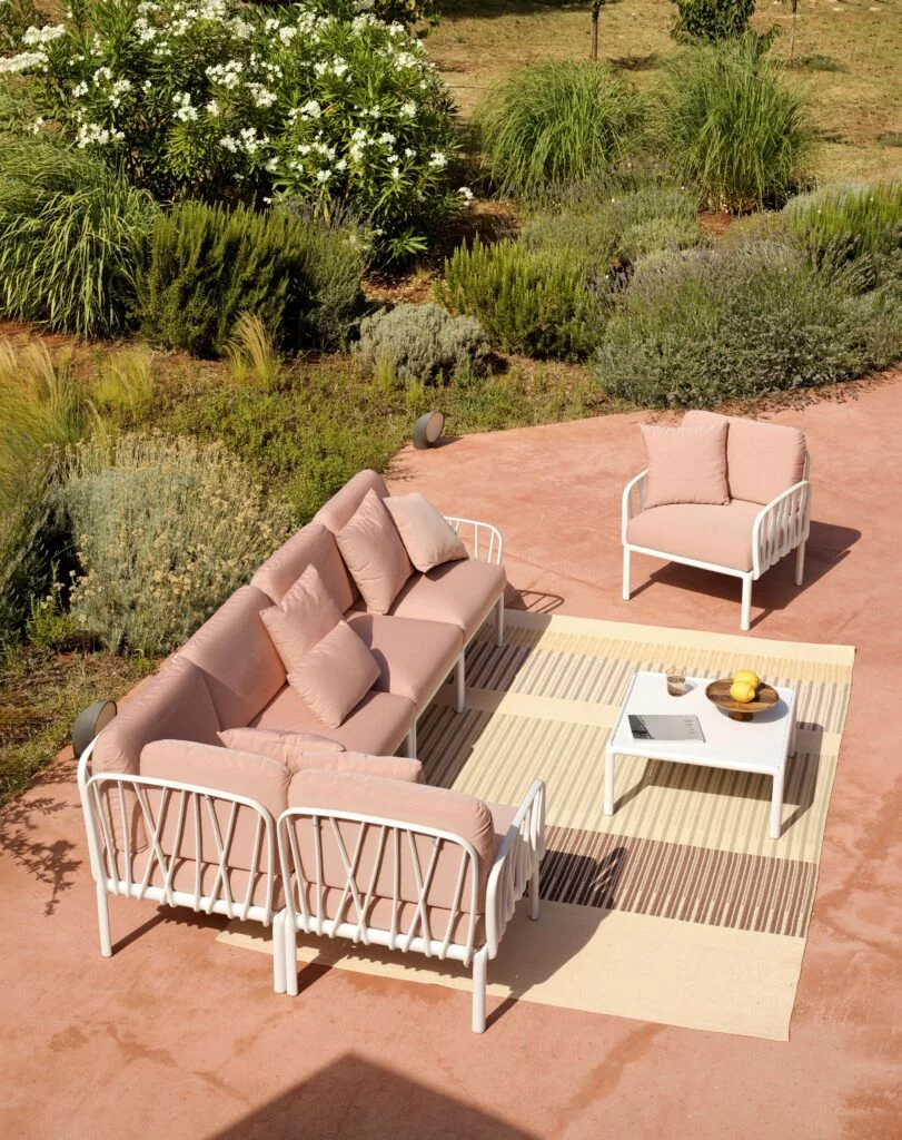 photo d'un canapé d'angle avec fauteuil et table basse de la marque Nardi