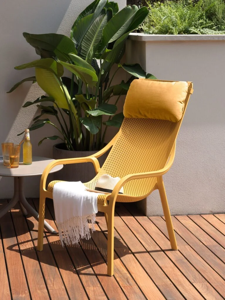 photo d'une chaise d'extérieur jaune de la marque Nardi