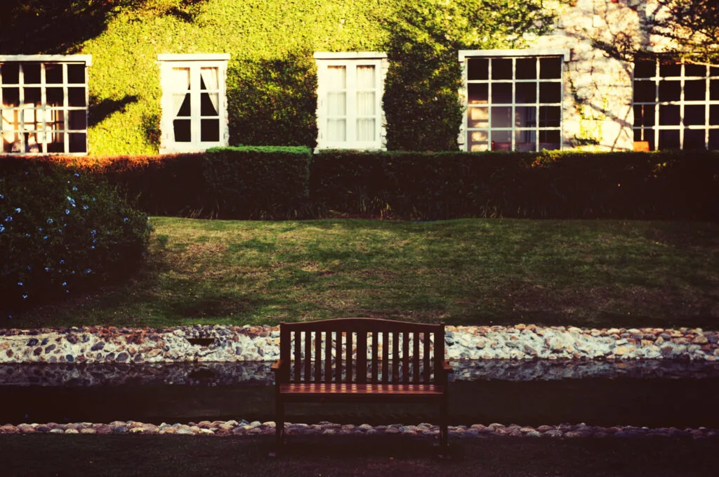 Photo d'un jardin à l'extérieur d'une maison