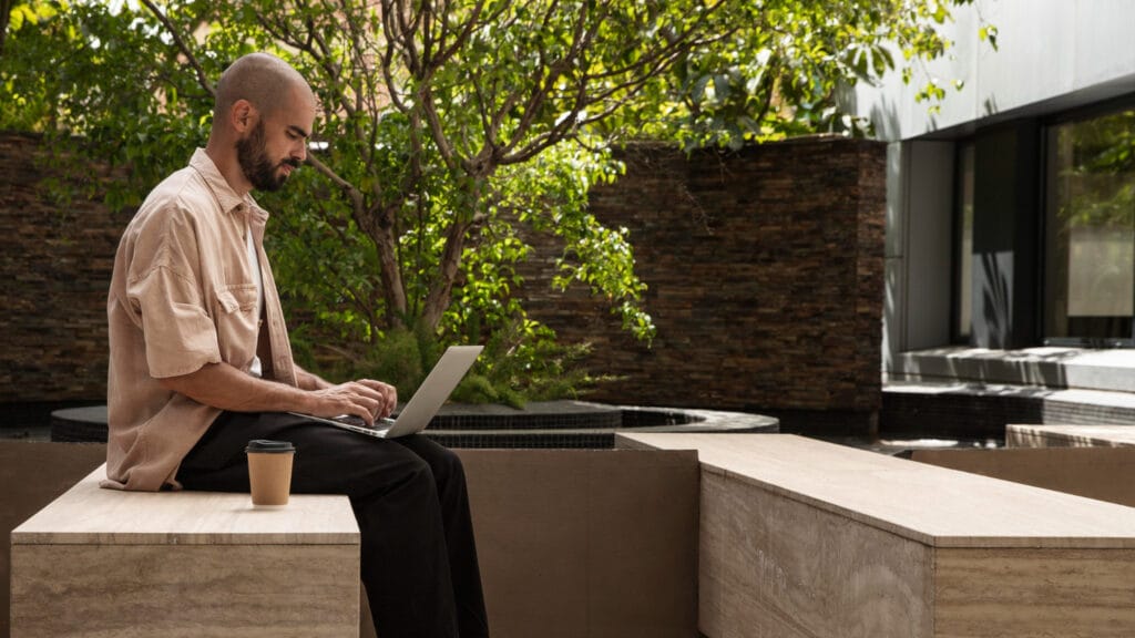 Photo d'un salarié travaillant sur une terrasse végétalisé