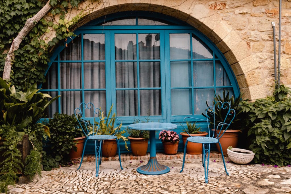 Photo d'une terrasse d'un restaurant avec du mobilier d'extérieur
