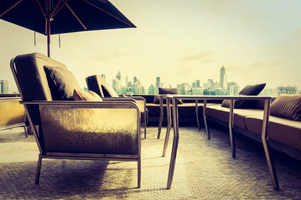 photo de terrasse d'un restaurant avec un parasol