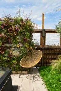 Photo d'un aménagement de toit terrasse avec un mur végétal