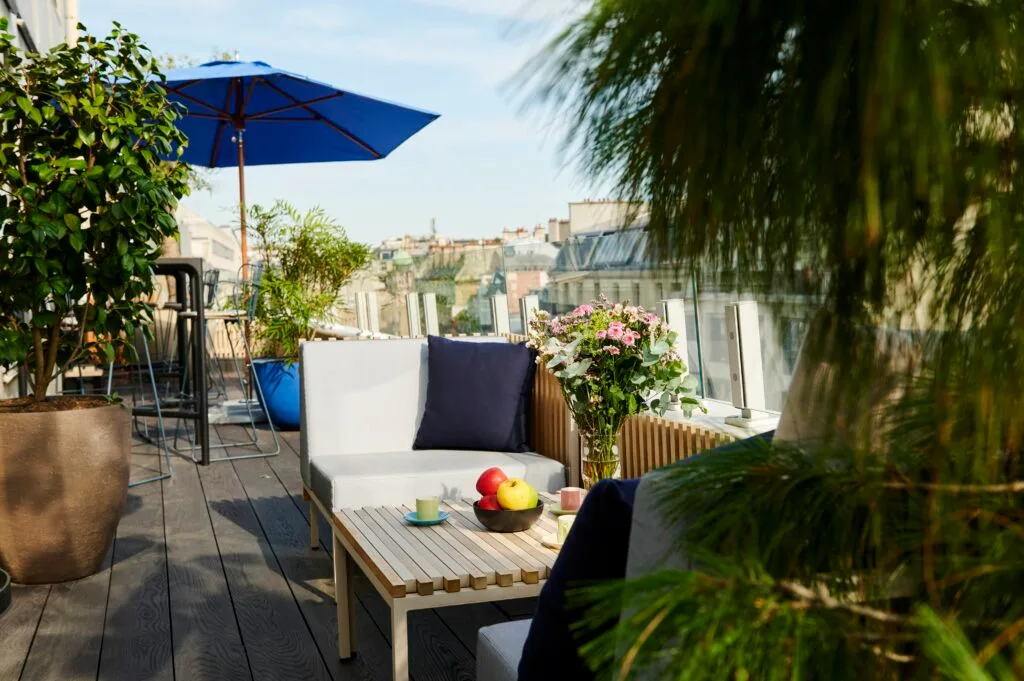 photo d'un aménagement de balcon réalisé par Terrasse et Jardin de Paris