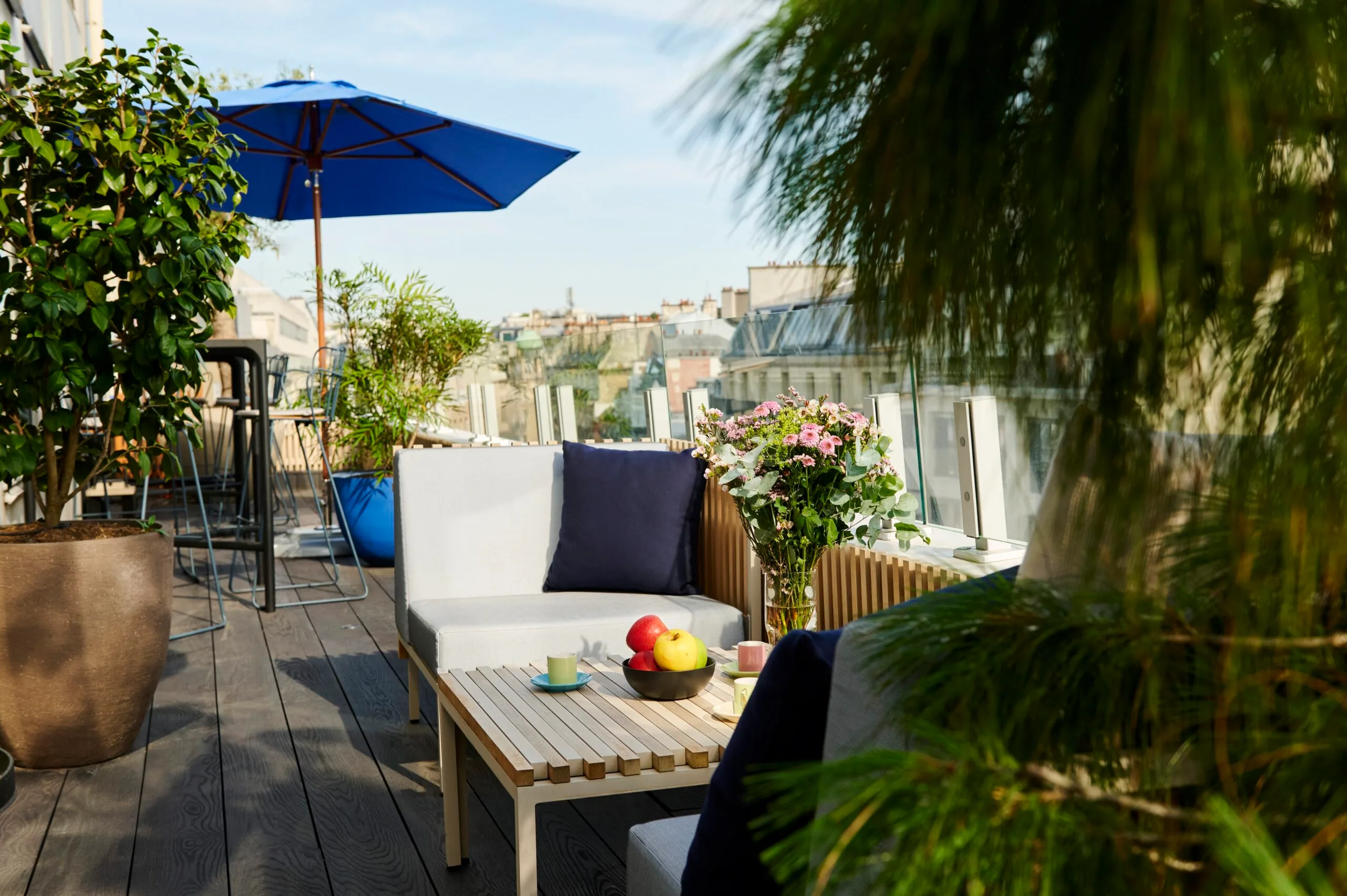 photo d'un aménagement de balcon réalisé par Terrasse et Jardin de Paris