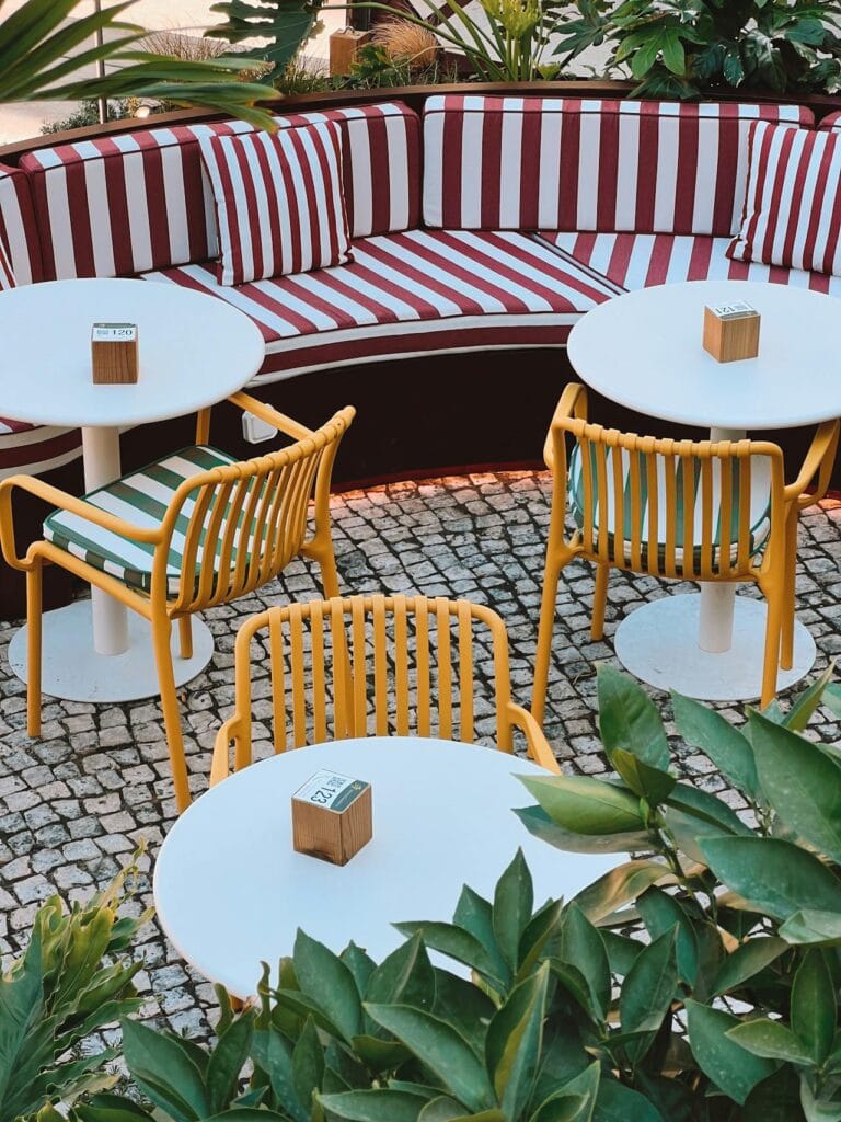Photo de la terrasse d'un restaurant végétalisé par un architecte paysagiste