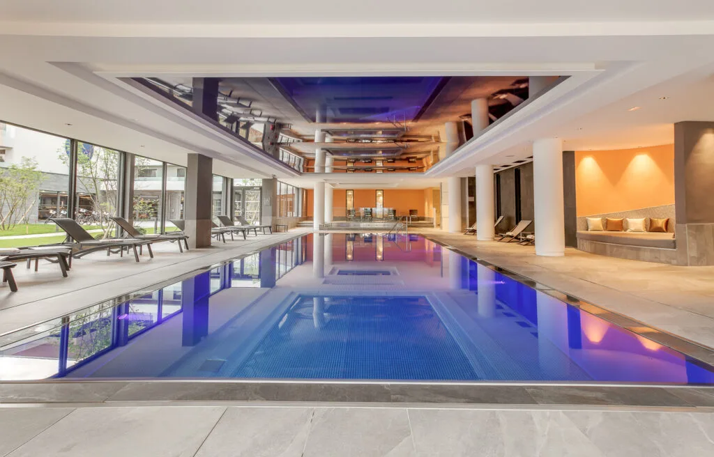 aménagement d'espace extérieur avec piscine de la marque Piscine Art Inox