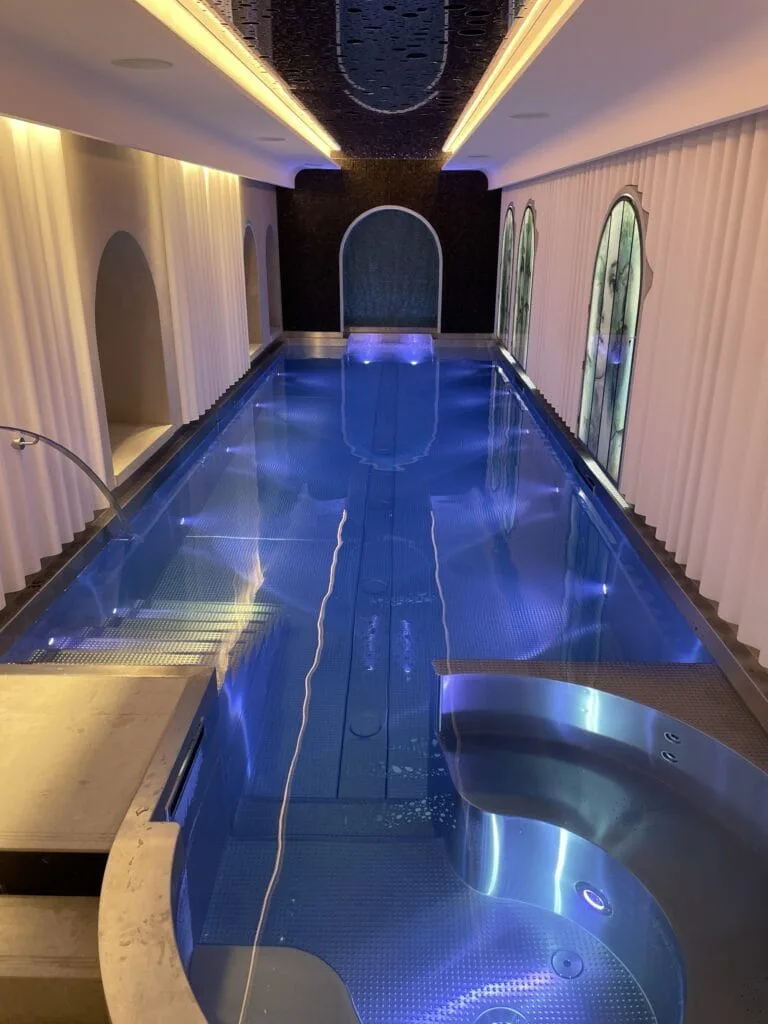 Photo d'une piscine en inox d'une marque partenaire de Terrasse et Jardin de Paris