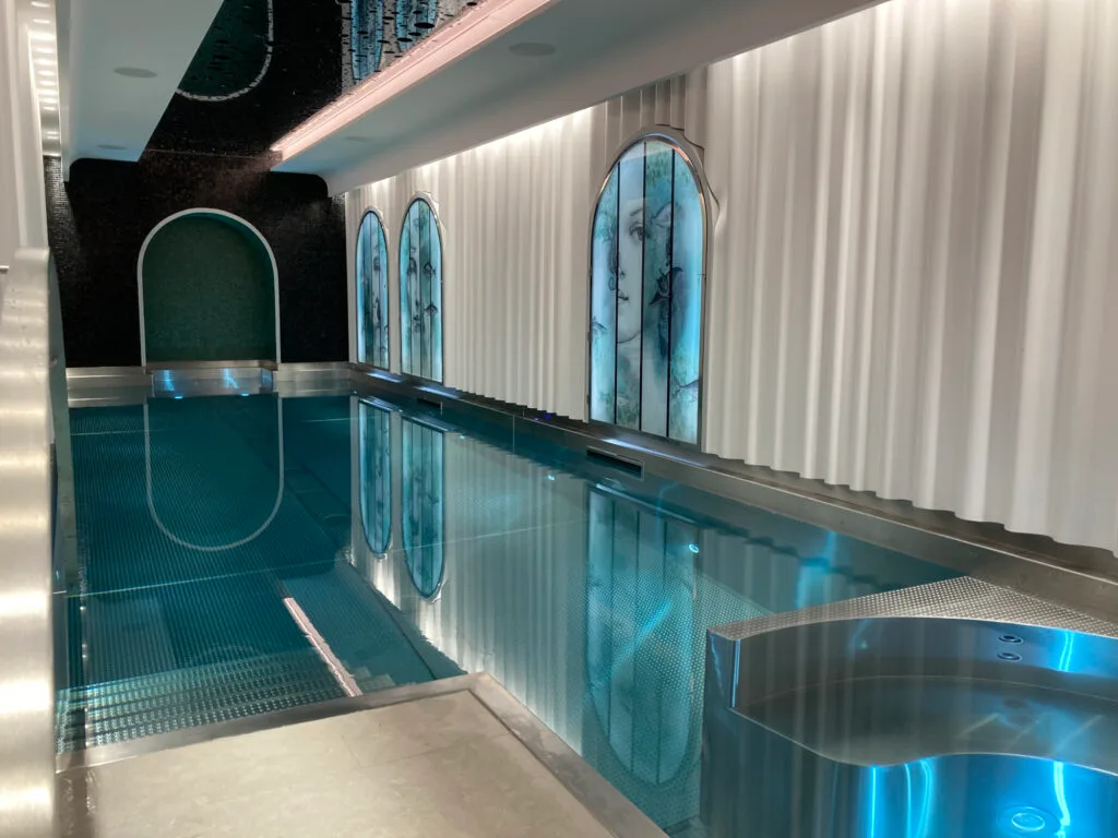 Photo d'une piscine intérieur en inox