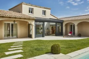 photo d'une véranda en aluminium à l'extérieur d'une maison