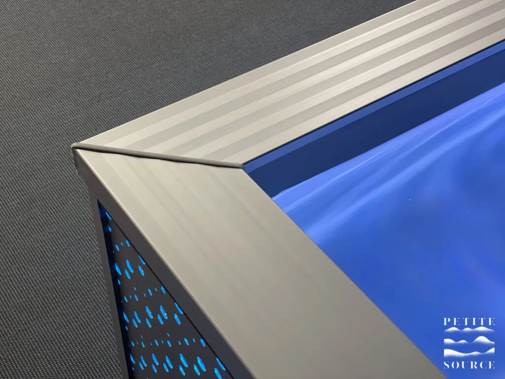 Photo d'un sauna de la marque Petite Source avec ses finitions en aluminium