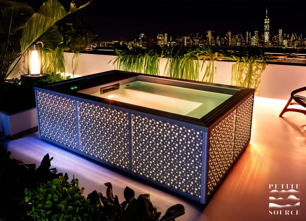 Photo d'un petit bain avec son éclairage extérieur sur un toit terrasse