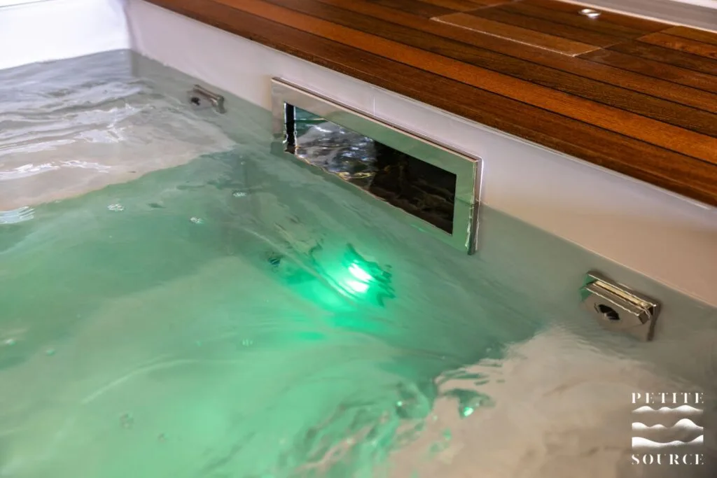 photo d'un petit bain de la marque Petite Source avec son éclairage