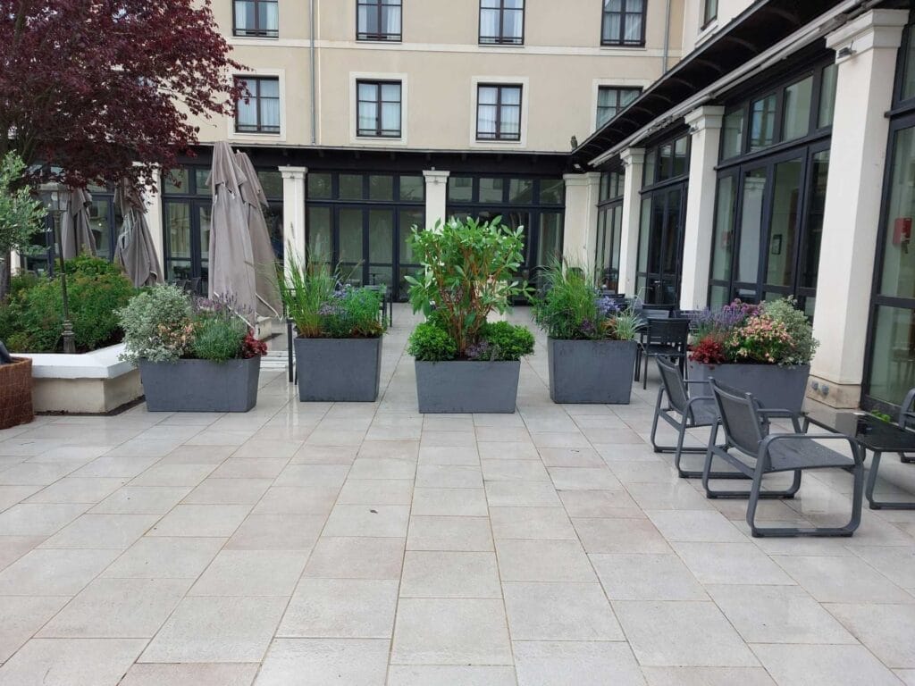 photo d'un hôtel végétalisé par un paysagiste à Paris