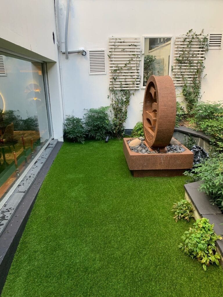 photo d'un entretien d'espaces verts dans un hôtel Parisien