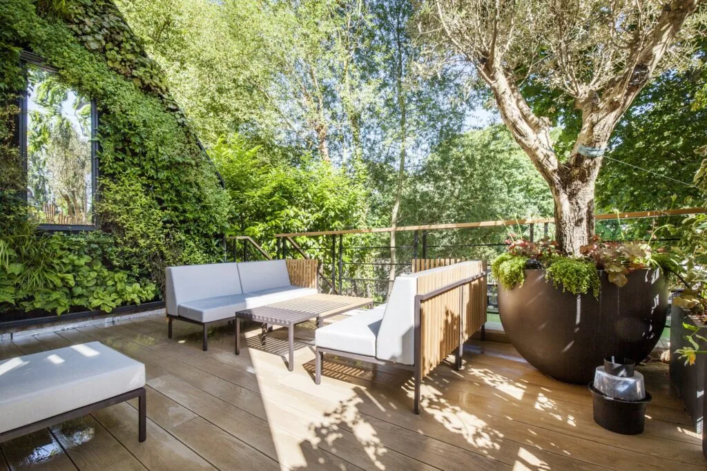 Photo d'une terrasse en bois avec mobilier Ego Paris