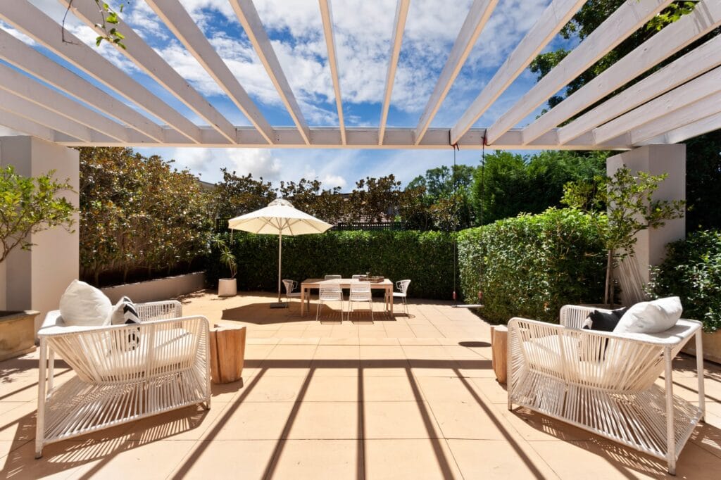 Photo d'une terrasse avec une pergola