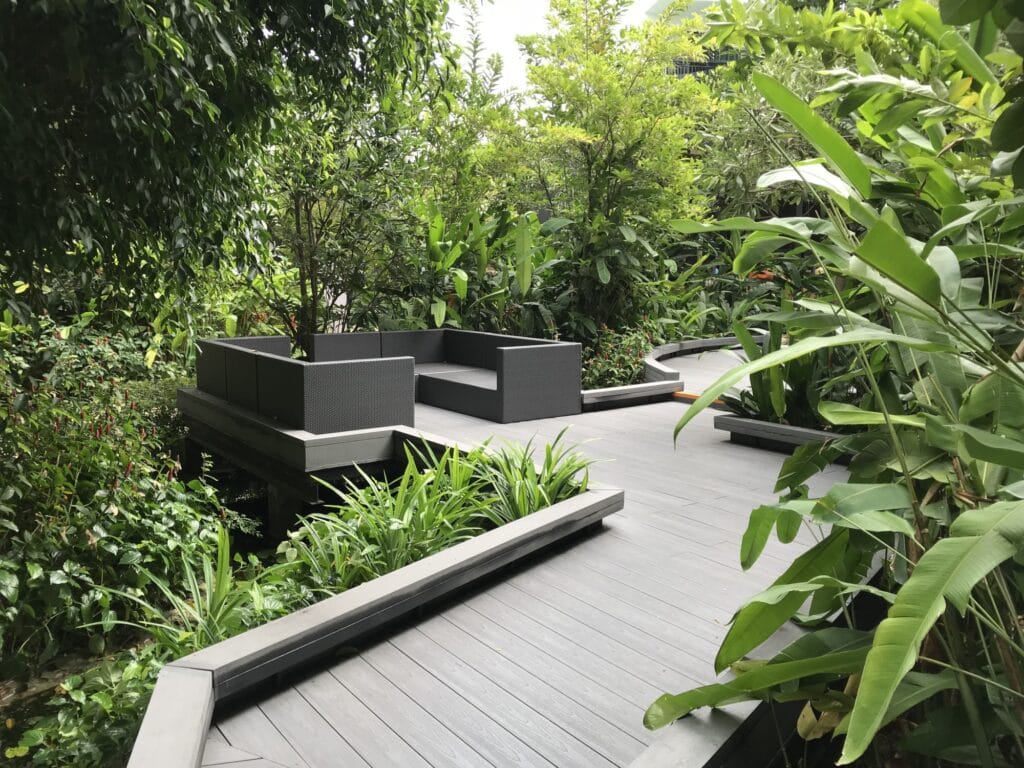 Idées créatives pour l'aménagement de petites terrasses d'entreprises à Paris, maximisant chaque mètre carré.