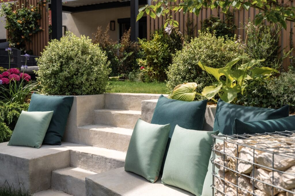 Jardin d'entreprise à Paris luxuriant, résultat d'un aménagement paysager professionnel par nos experts.