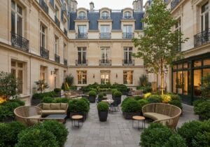 Aménager une cour à Paris pour créer un oasis de tranquillité en plein centre-ville.