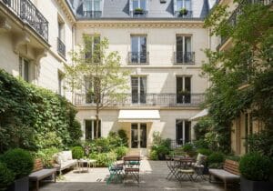 Valoriser l'espace extérieur : idées pour l'aménagement de cour d'immeuble parisien.
