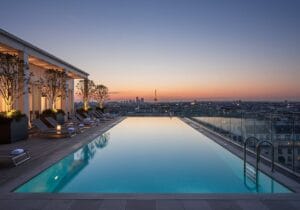 Créer un espace extérieur de rêve grâce à l'aménagement de piscine à Paris professionnel.