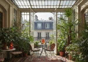 Aménager un jardin d'hiver à Paris transforme votre intérieur en un havre de paix luxuriant et lumineux.