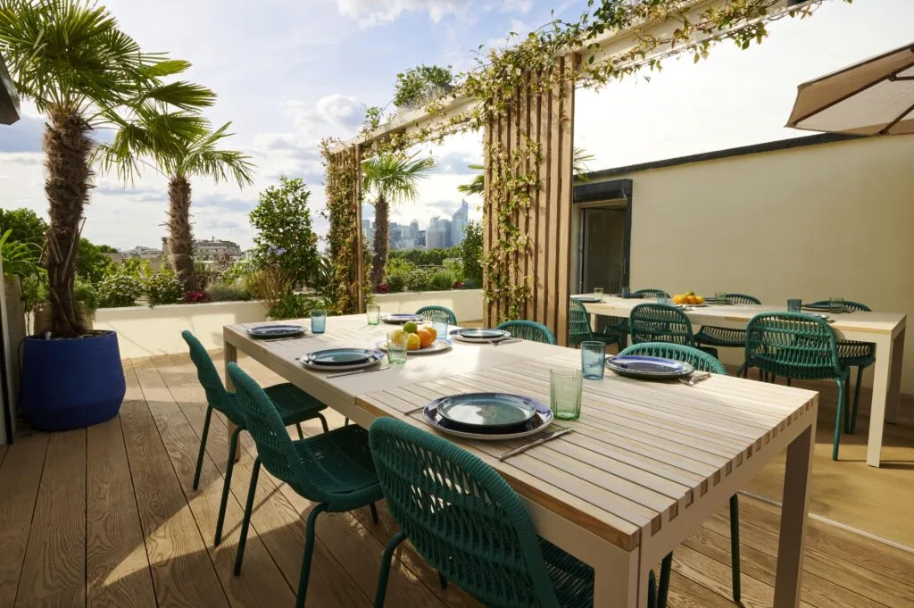 Toit-terrasse de prestige à Neuilly avec table de repas sur-mesure et palmiers