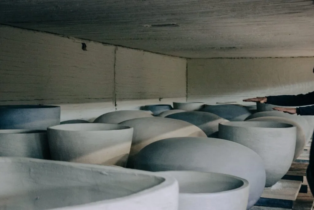 Grande quantité de pots de jardin Vierkant en terre cuite brute et lisse avant cuisson dans un four d'atelier