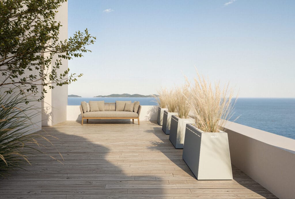 Alignement de bacs et jardinière design haut de gamme Mazu sur rooftop avec vue mer.