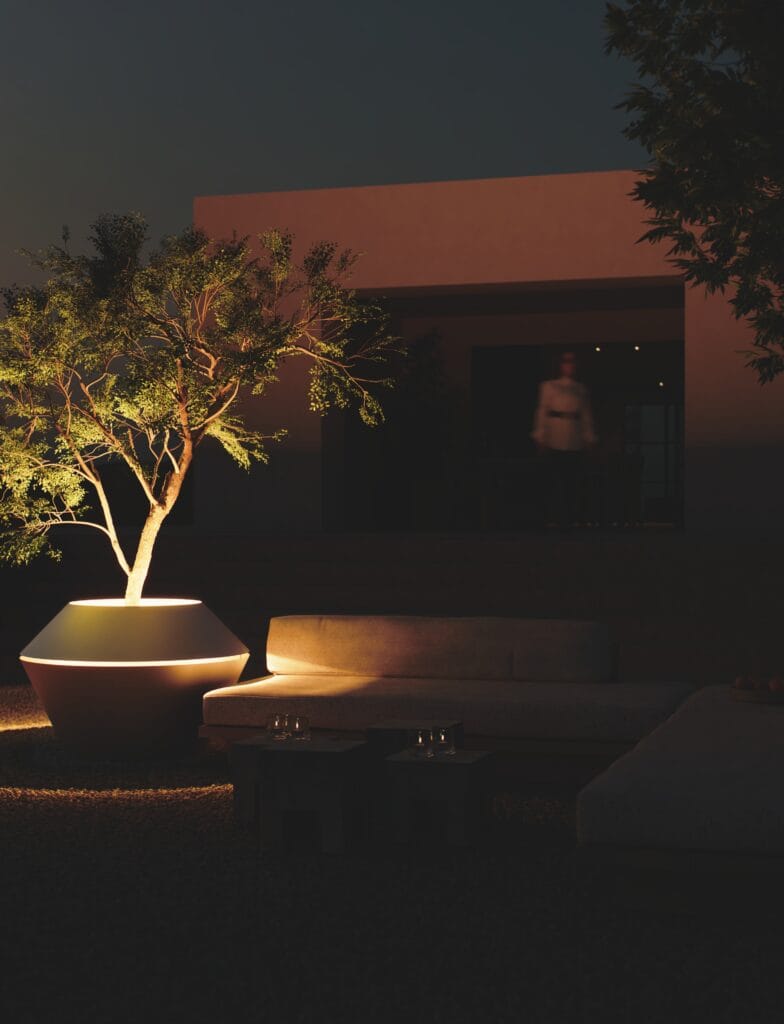 Jardinière design haut de gamme Mazu avec éclairage LED circulaire sur palmiers dans un jardin contemporain.