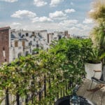 Aménagement balcon Paris - floraisons printanières avec vue sur toits parisiens