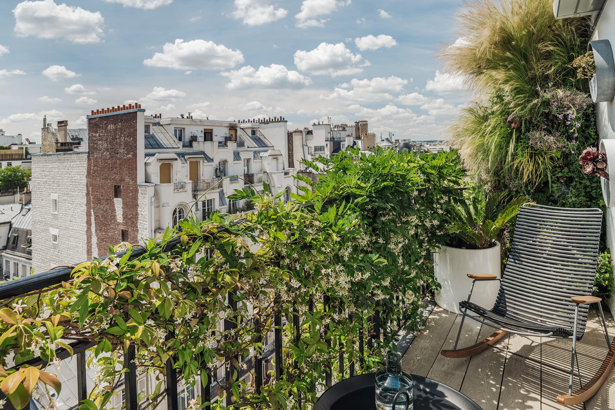 Aménagement balcon Paris - floraisons printanières avec vue sur toits parisiens