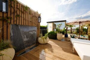 Aménagement terrasse Paris - terrasse en bois exotique prête pour le printemps