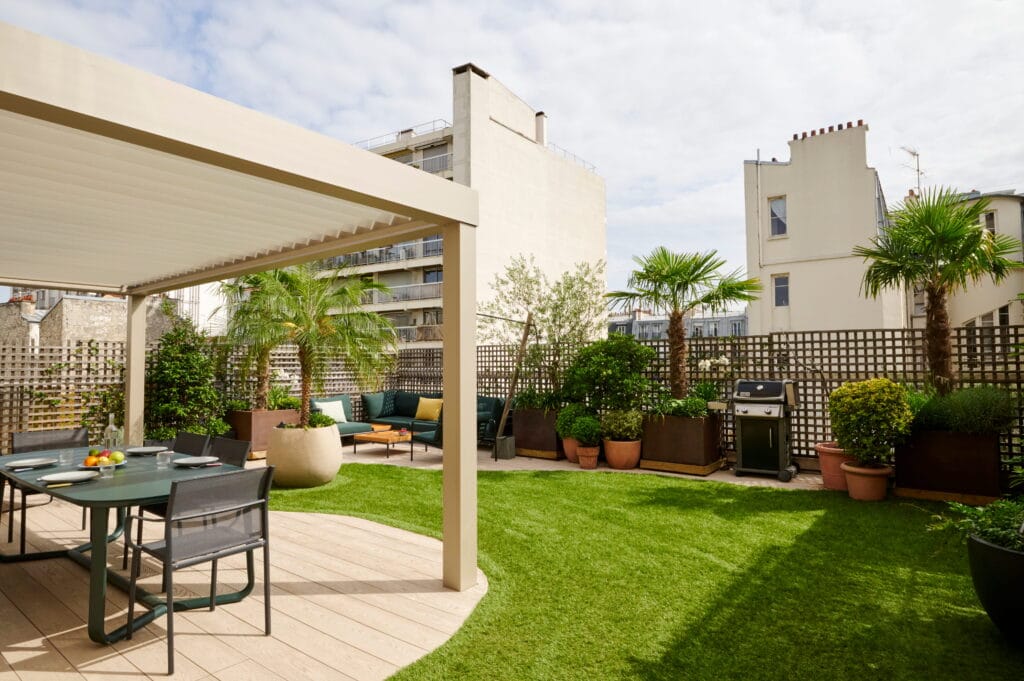 Aménagement terrasse Paris avec pergola bioclimatique et arrosage automatique