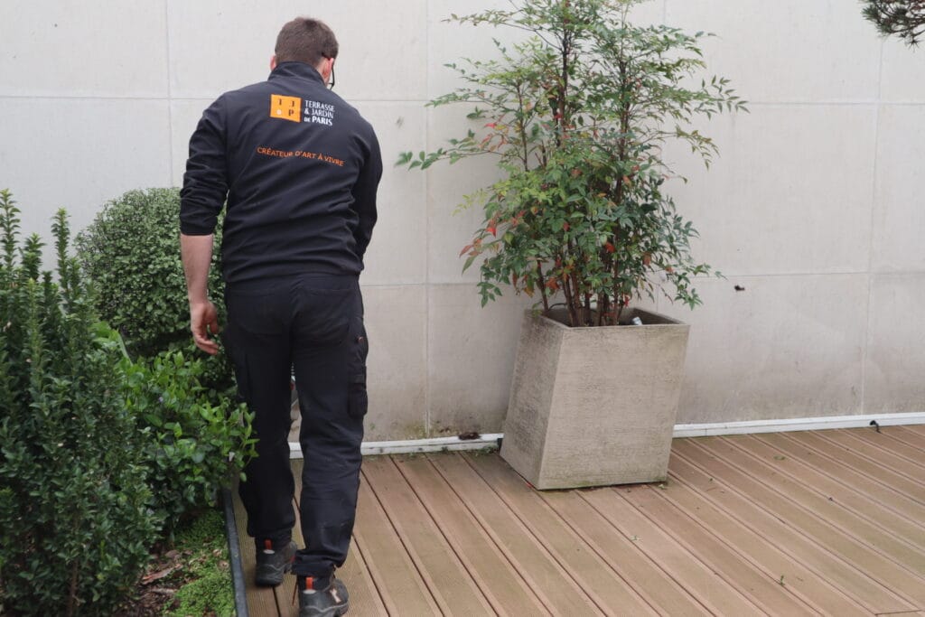 Traitement et entretien espaces verts - application saturateur terrasse Paris