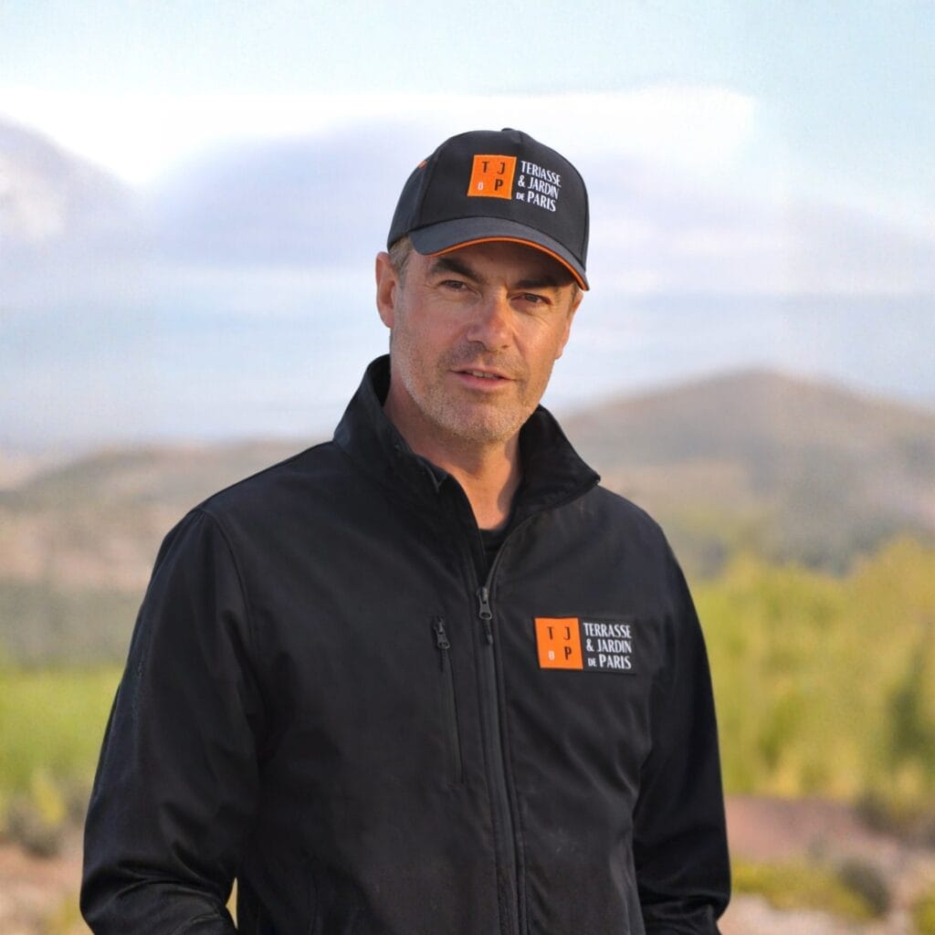 César Saint Ouen, fondateur de Terrasse et Jardin de Paris (TJDP), en tenue professionnelle avec casquette et veste logotées TJDP