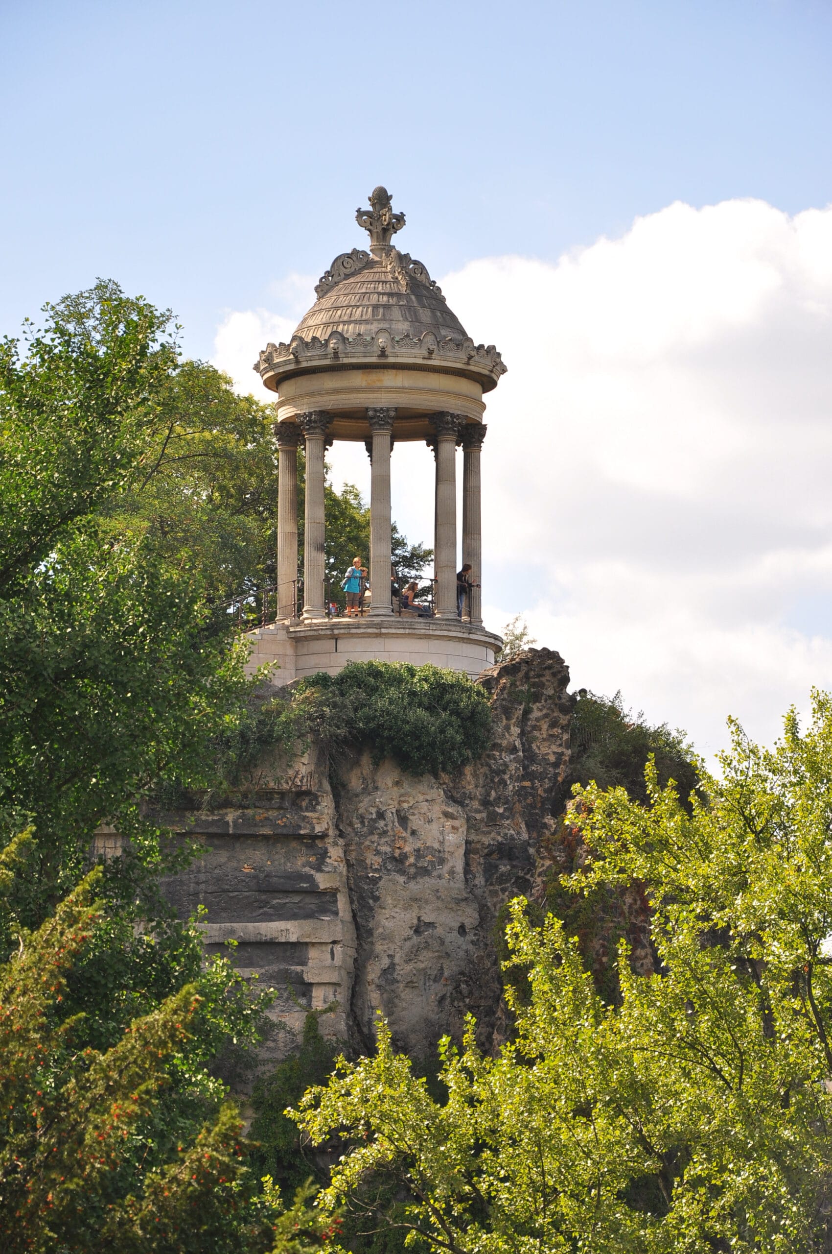 Temple de la Sibylle au sommet du rocher du parc des Buttes-Chaumont à Paris — référence du jardin paysager pittoresque pour la création d'un jardin à Paris