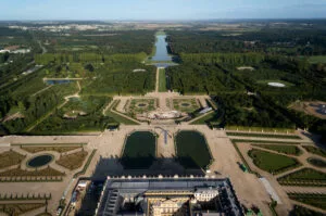 Vue aérienne du domaine de Versailles : composition géométrique du jardin à la française dessiné par Le Nôtre, axe perspective et Grand Canal — référence pour la création d un jardin à Paris