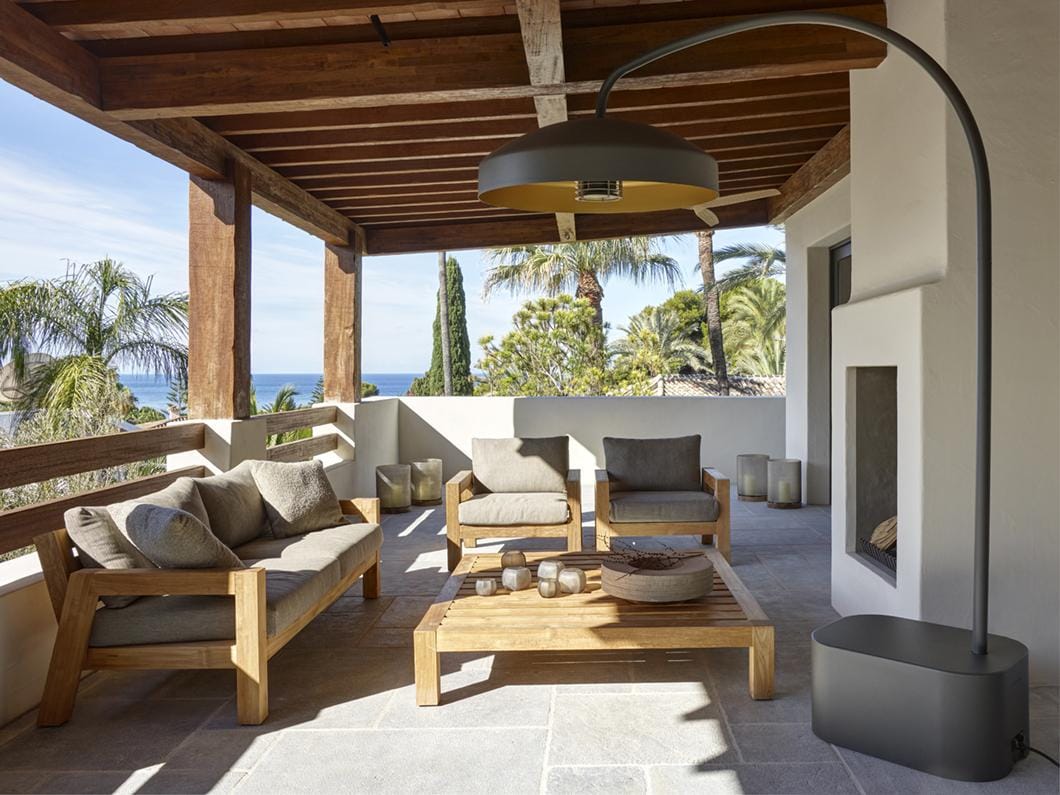 Terrasse parisienne avec revêtement terrasse bois composite Millboard couleur chêne naturel, mobilier en acier laqué anthracite, vue sur toits zinc