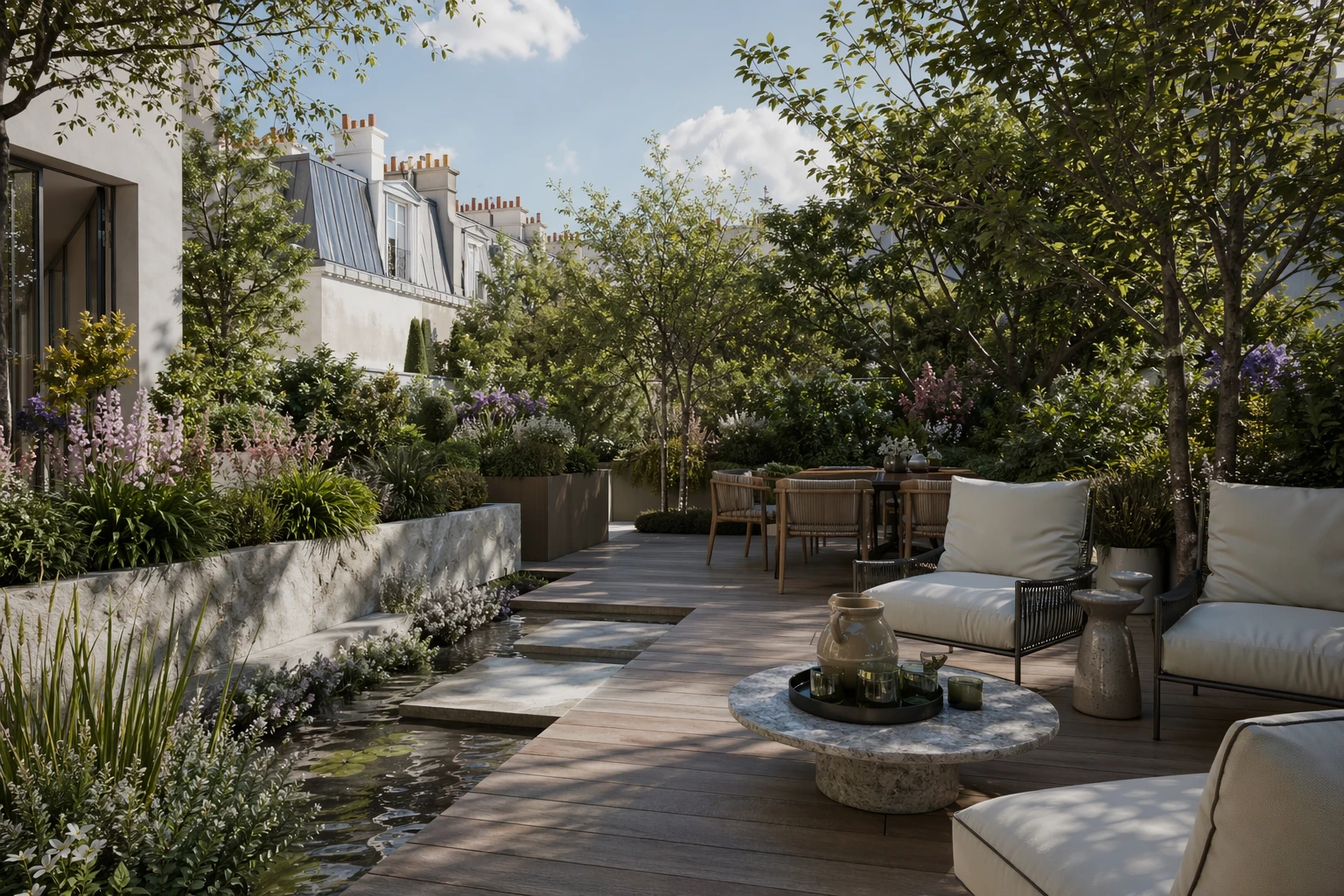 Composition florale bac terrasse Paris au printemps avec tulipes, alliums et vivaces