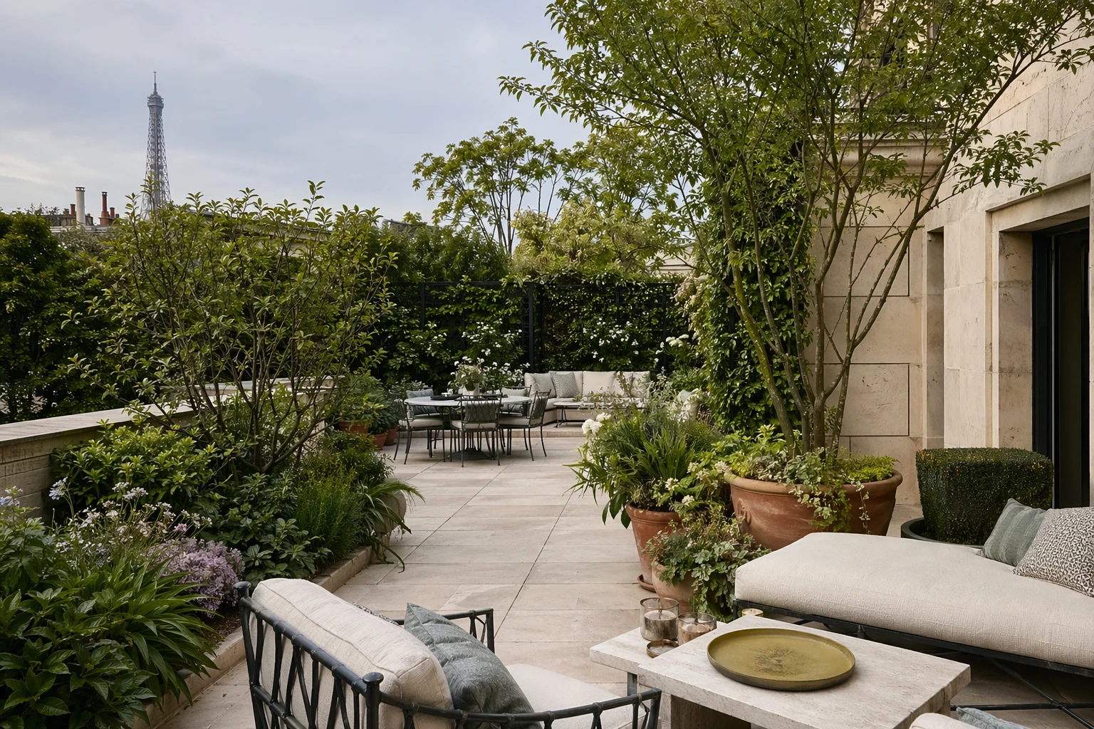 Plantes fleuries terrasse appartement Paris en été avec agapanthus et graminées ornementales