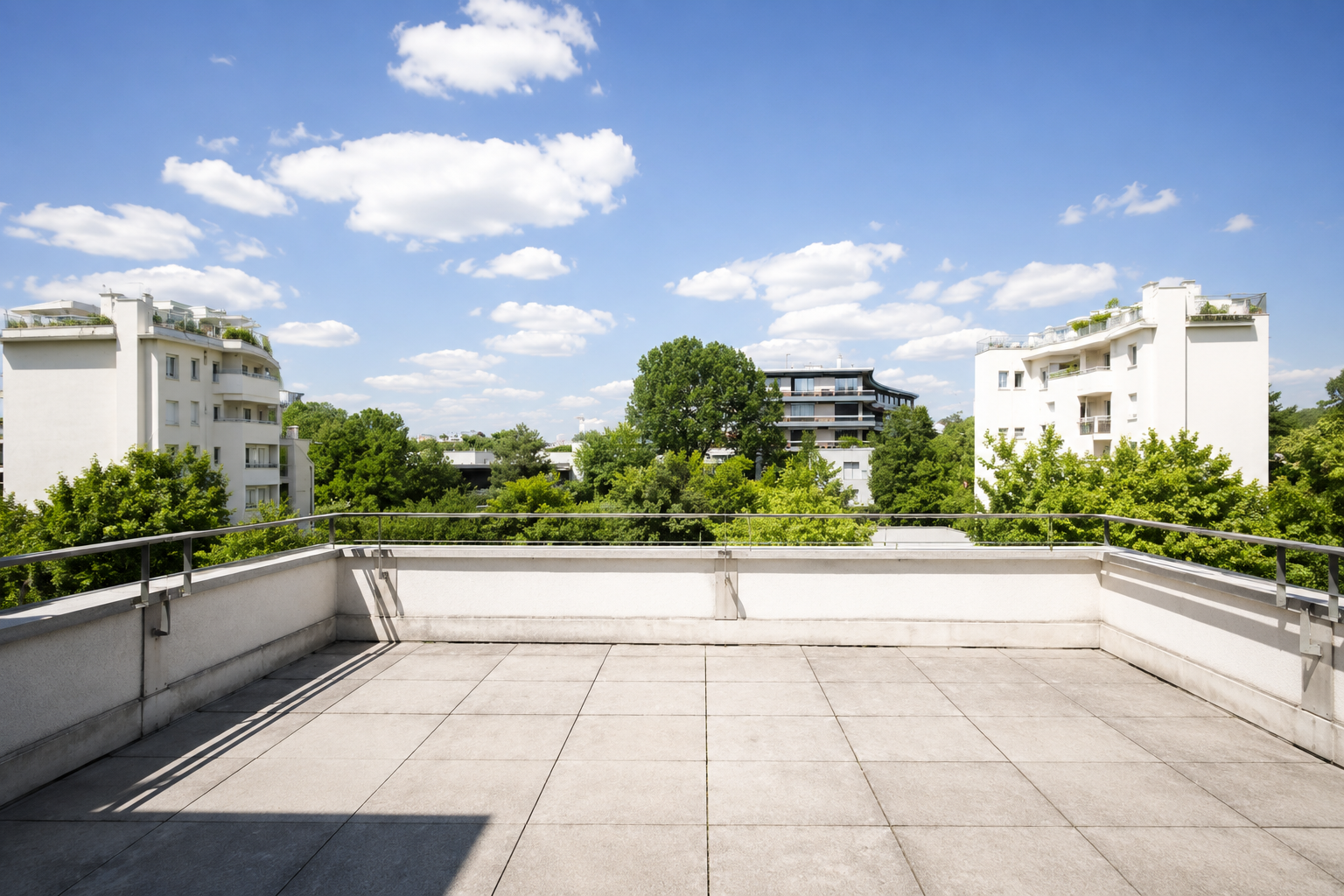Terrasse plein sud sur un toit parisien, exposée au soleil de midi avant aménagement