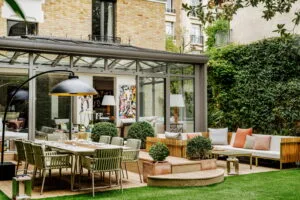 Terrasse de restaurant végétalisée à Paris