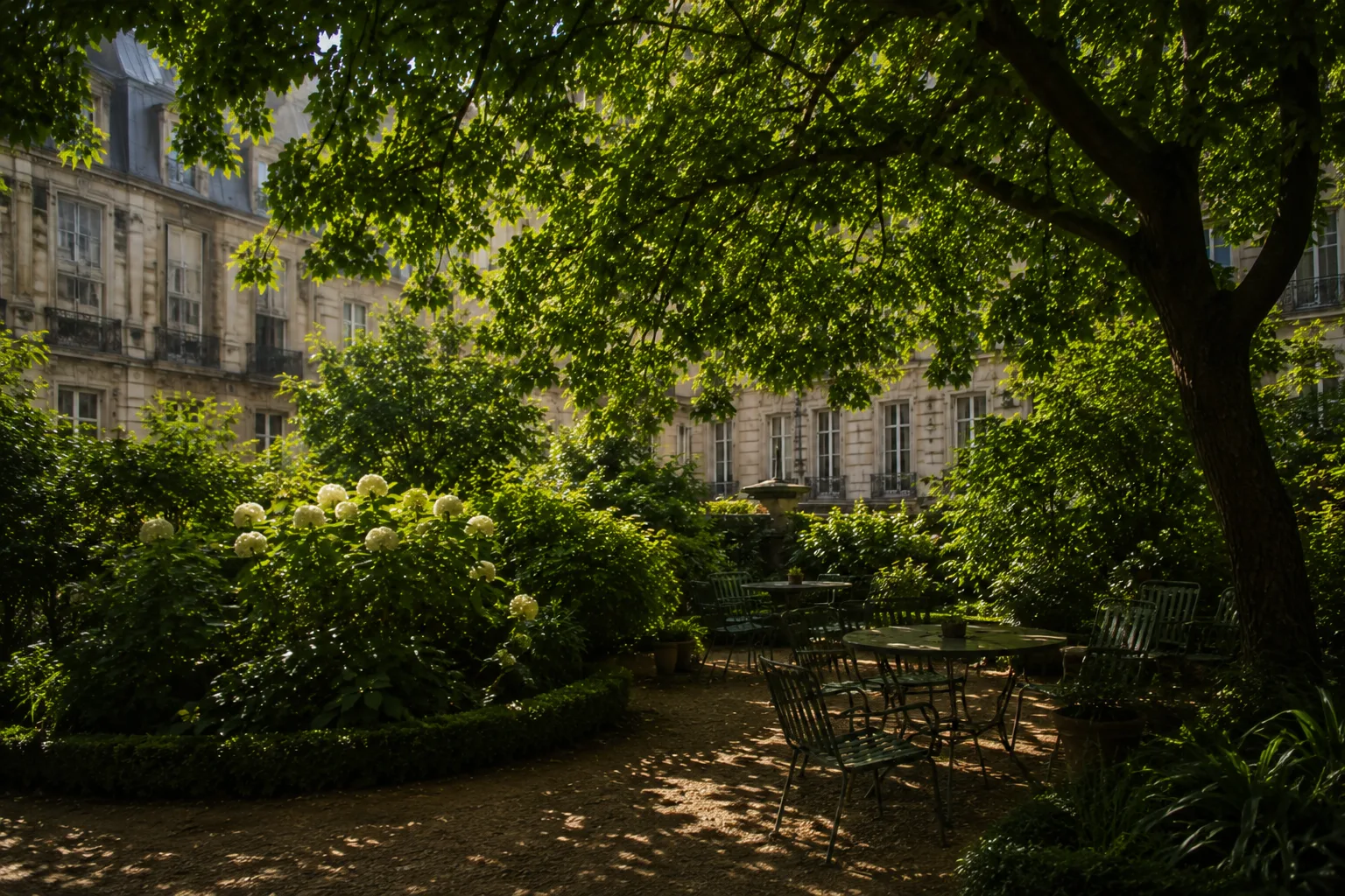 Arbres climatiseurs naturels : grand arbre ombrageant un jardin parisien