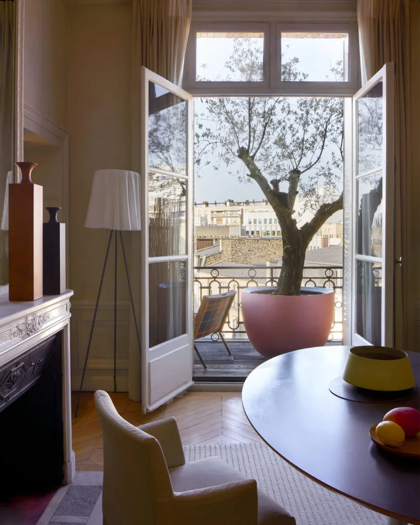 Terrasse végétalisée d'un appartement d'artiste luxueux, avec plantations en pot et coin détente