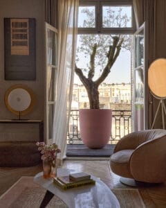 Aménagement de balcon Paris 16e avec oliviers et pergola bois